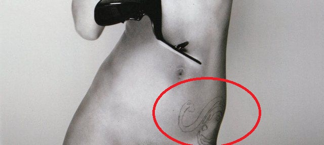 Erin Wasson blogai suformavo apskritą tatuiruotę