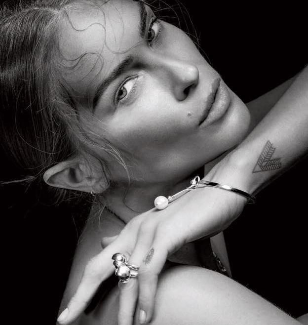 Erin Wasson piramidės tatuiruotė