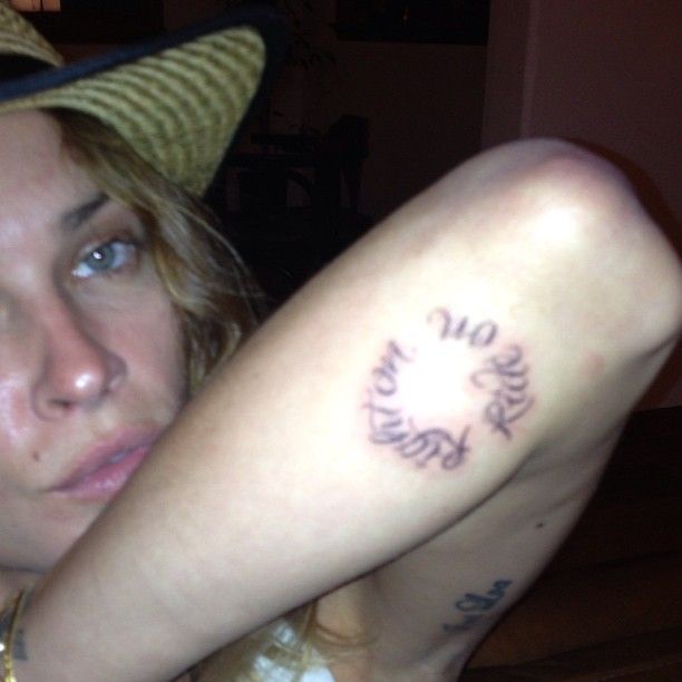 Erin Wasson Tiesiai ant tatuiruotės