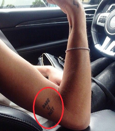 Erin Wasson kūdikis yra užsiėmęs tatuiruote