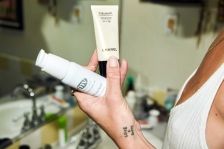 Erin Wasson meilės ir žarnų tatuiruotė