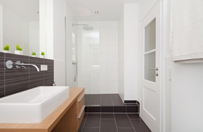 baie mică amenajată robinete din oțel inoxidabil din maro bej