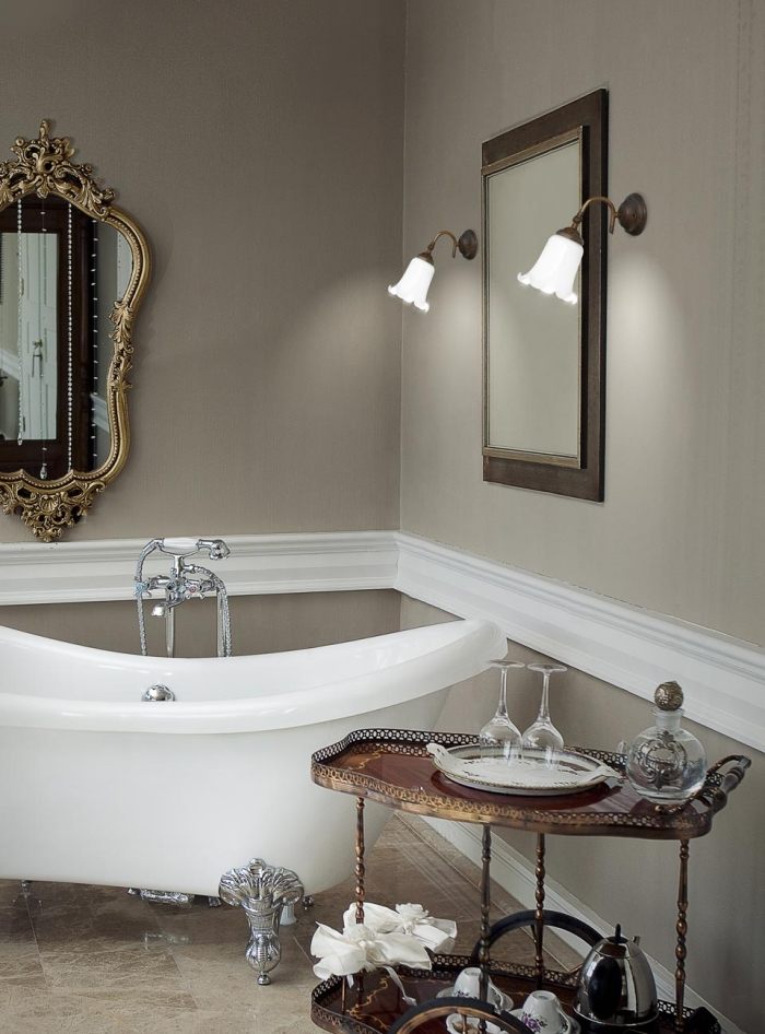 Oglindă de perete cu lumini de perete într-un design clasic de flori baie-iluminat-lumini-de-perete-design-floral-cadă-independentă