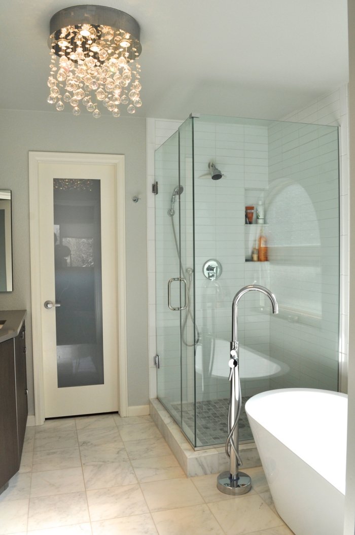 candelabru neobișnuit setează accente în baie idei de design-baie-iluminat-candelabru-decorativ