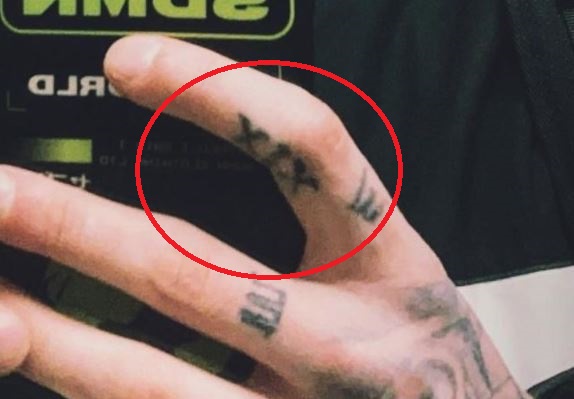 Ethan tatuaggio con le dita