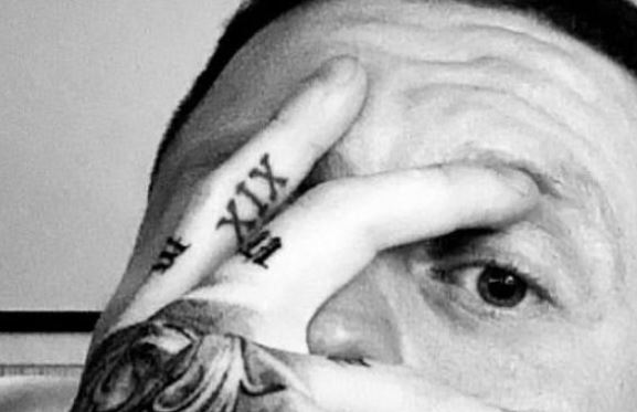 Ethan tatuaggio con le dita