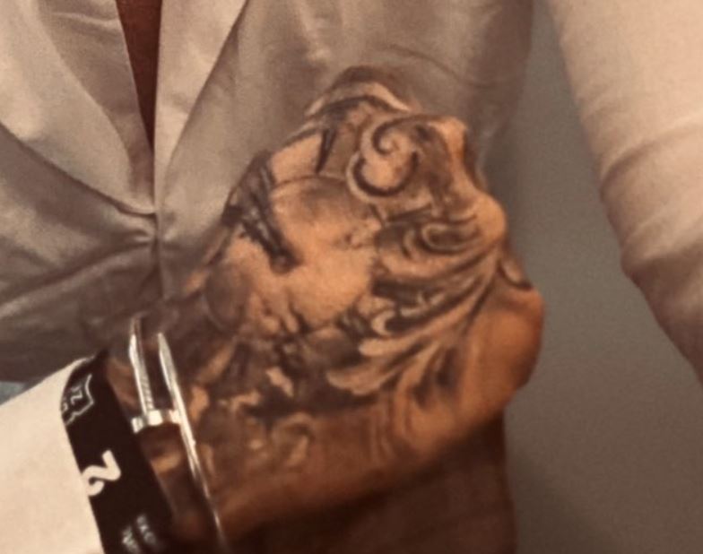 Ethan tatuaggio sulla mano destra
