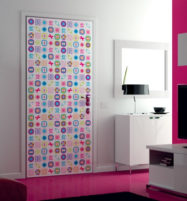 Ușă cu motive grafice ușă roz-albă Digi Karim Rashid