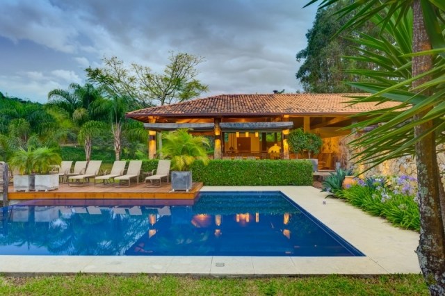 Casă exotică-piscină punte din lemn șezlonguri-țiglă-fazenda