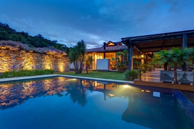 Idei de ecran de confidențialitate pentru textură de perete mobilată cu punte de grădină