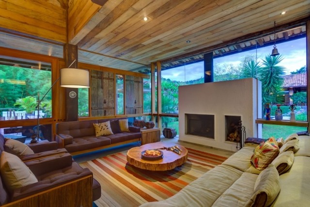 Camera de zi vitrare din podea până în tavan șemineu cu acces la grădină alb