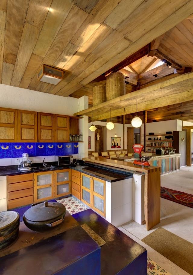 Bucătărie-living zonată, cu mobilier exotic pentru casă