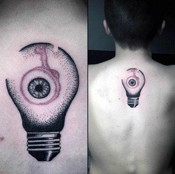 Bellissimo tatuaggio con lampadina per uomo sul retro