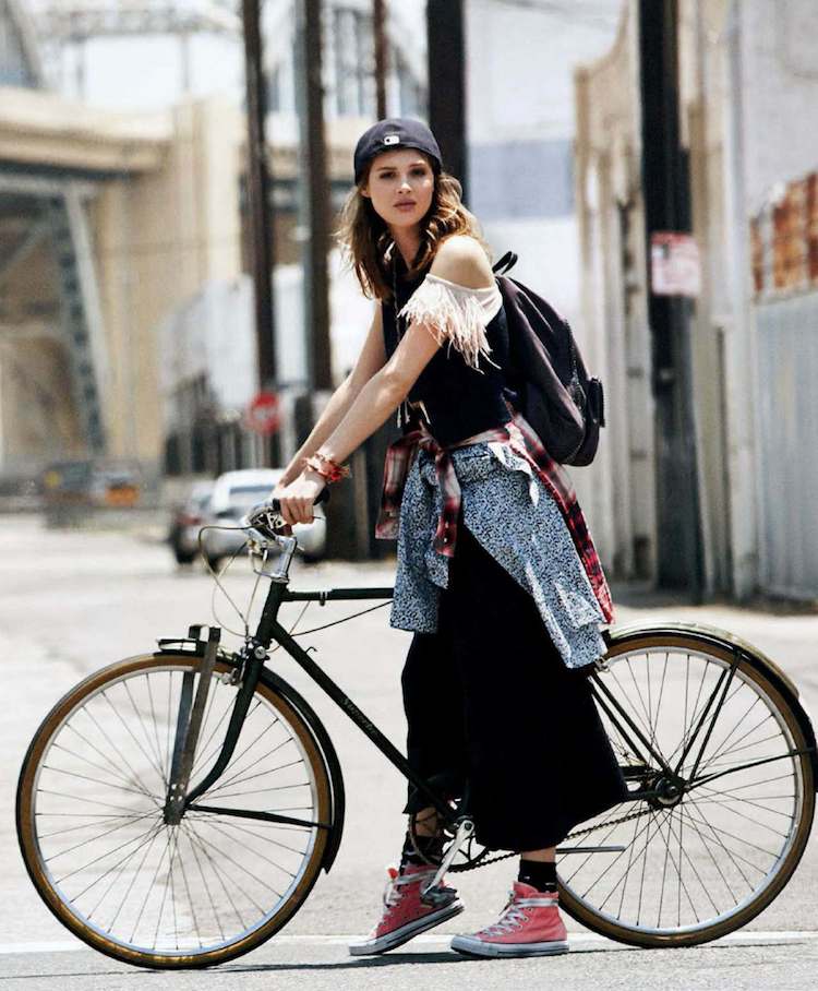 modă-bicicletă-ținute-femei-chucks-cap-urban-street-style