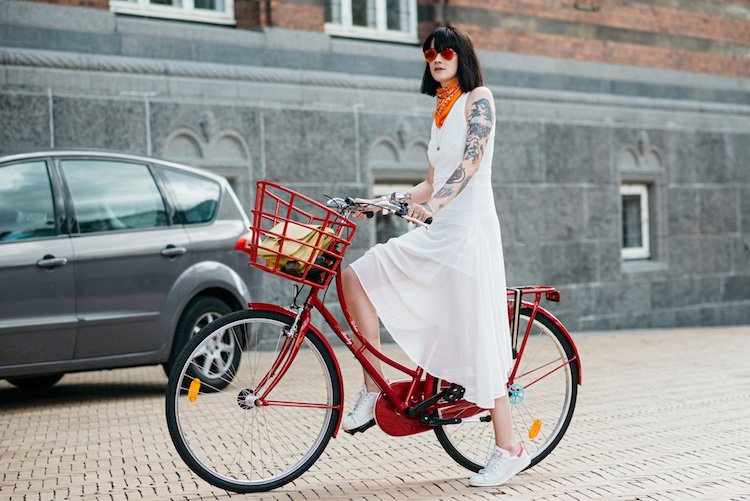 moda-biciclete-tinute-femei-rosii-albe-rochii-lungi-adidasi
