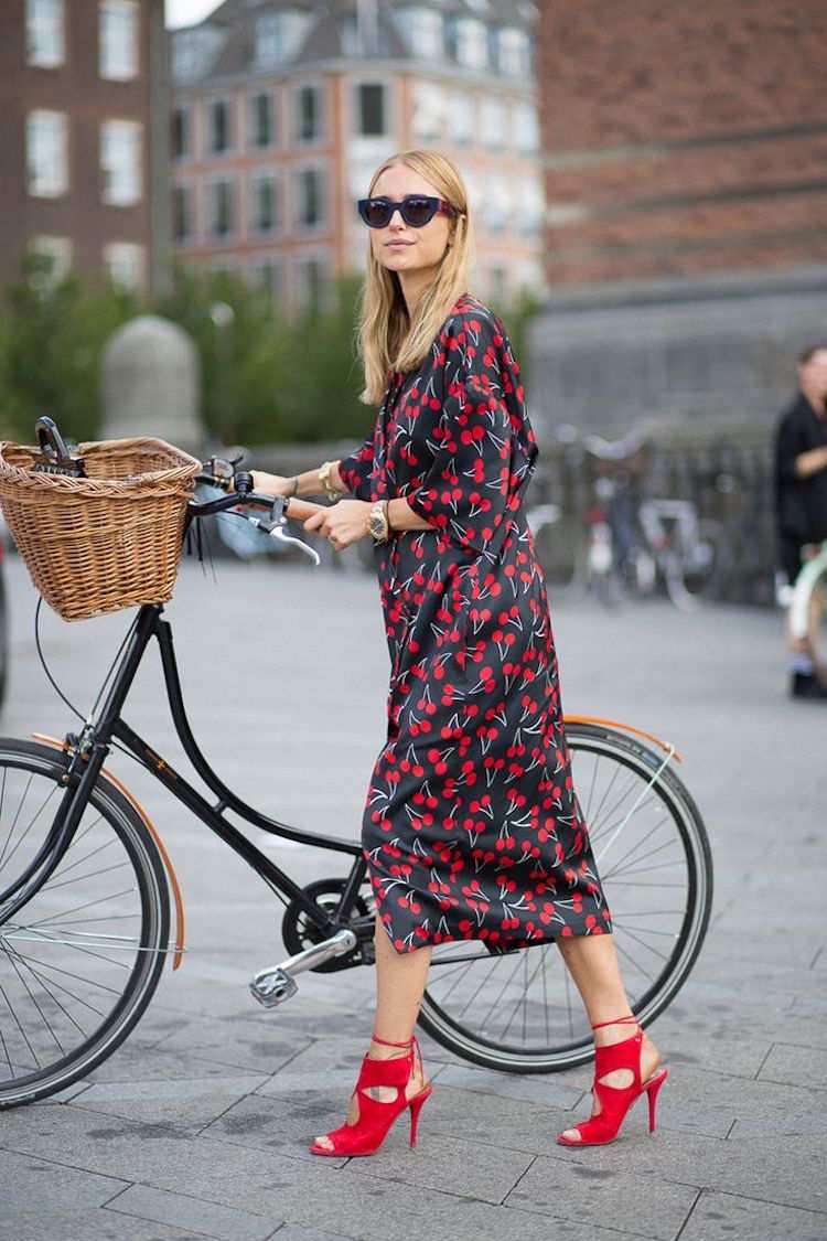 moda-biciclete-tinute-femei-rochie-model-krischen-sandale-rosii