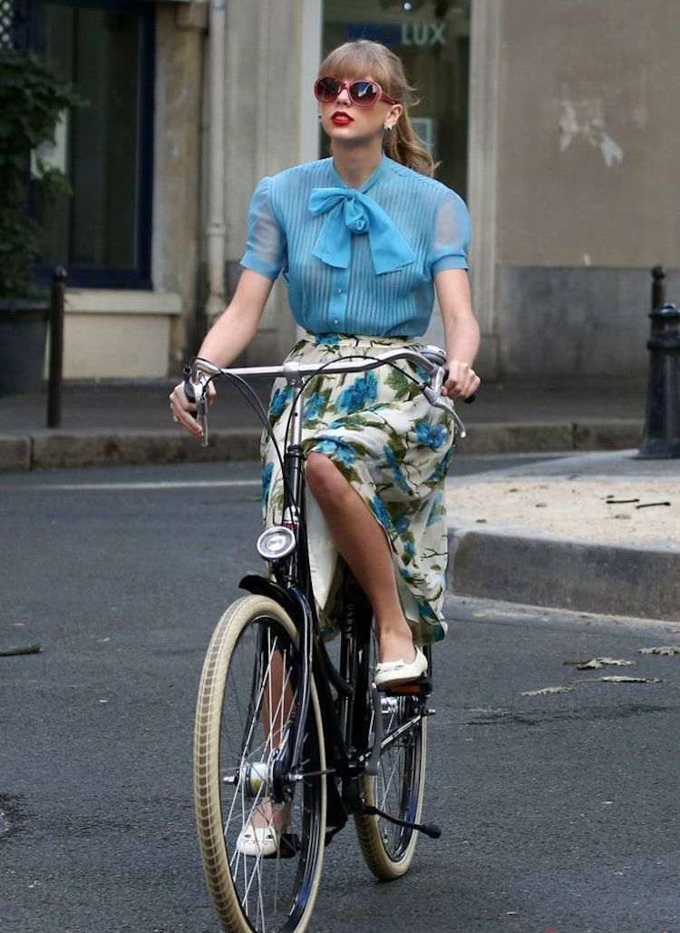 modă-bicicletă-ținute-femei-fustă-vintage-cu-model-floral-Taylor-Swift