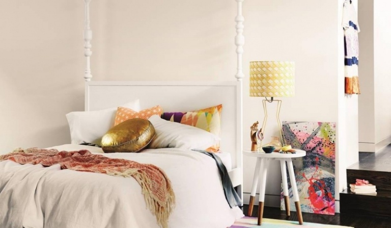 Condimentează pereții albi în dormitor - idee de decor Culori-perete-dormitor-roz deschis-alb