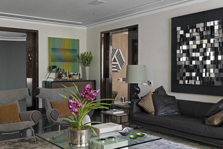 decor perete fotoliu gri arunca perna maro