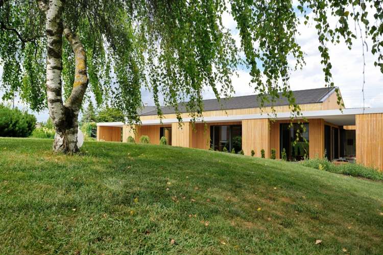 fațadă din lemn acoperiș cu vârf casă unifamilială