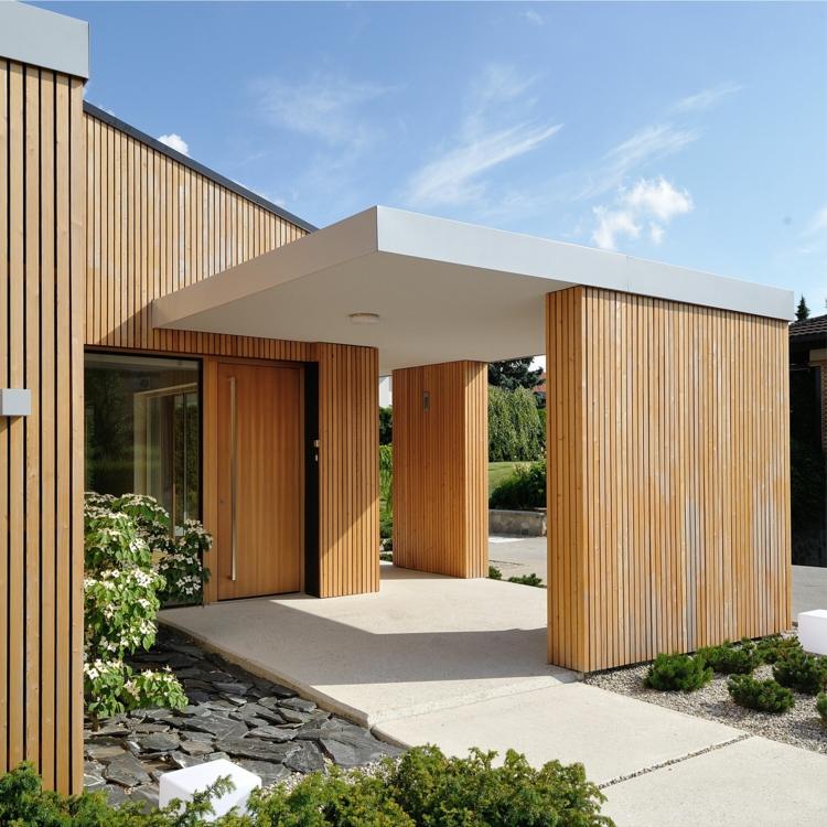 fatada din beton cu baldachin din lemn