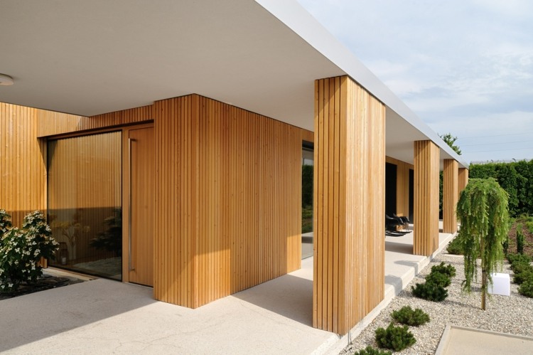 usa de intrare tavan beton veranda acoperita lambriuri din lemn