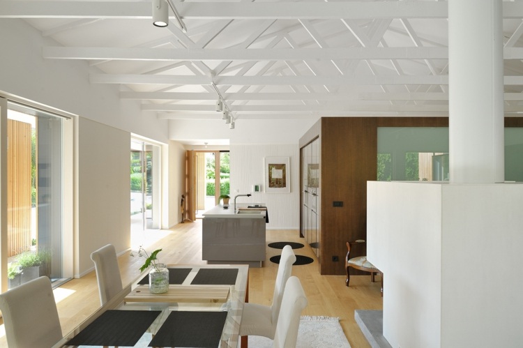 grinzi din lemn tavan alb masă scaune masă concept de living deschis