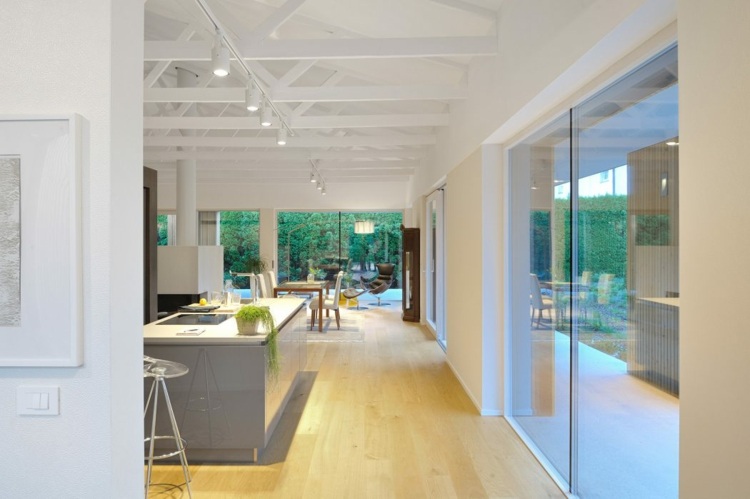 grinzi din lemn fereastră panoramică cu casă unifamilială albă