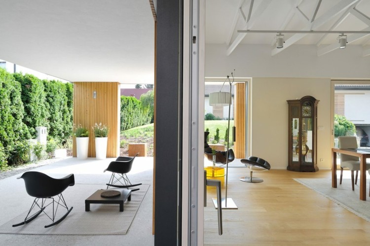 fatada casei veranda din lemn sufragerie