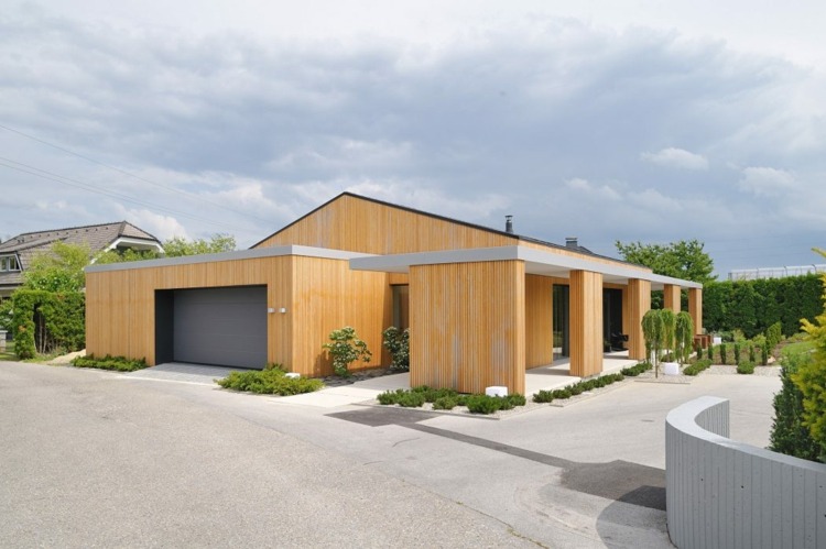 garaj casa fatada lemn plantare gradina