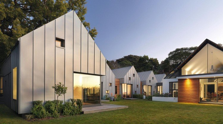 Așezați casa cu fațada cu un sistem de reducere