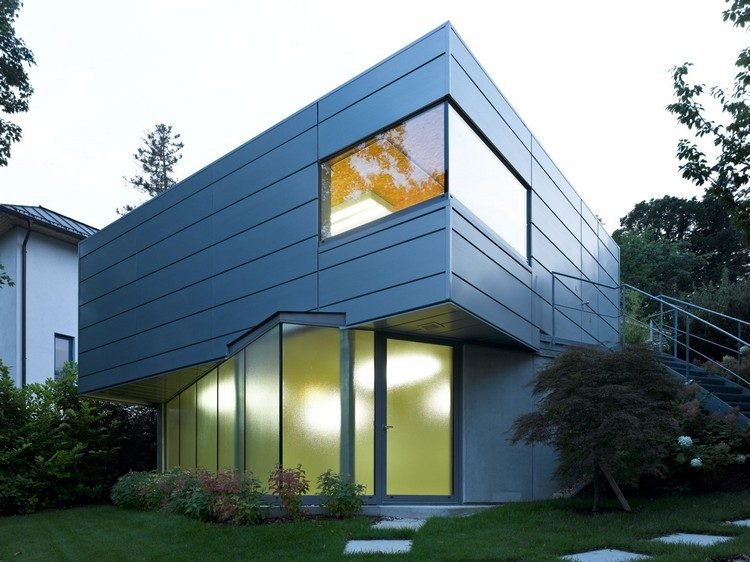 Fațadă din zinc cu sistem de casete cu spațiu de umbră și așezare orizontală