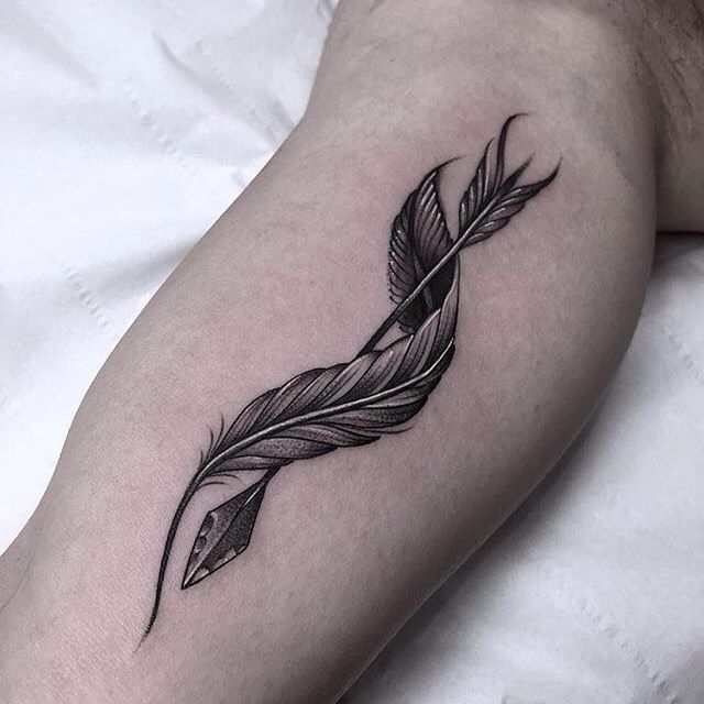 男性のための矢印の付いたシンプルな羽のタトゥー