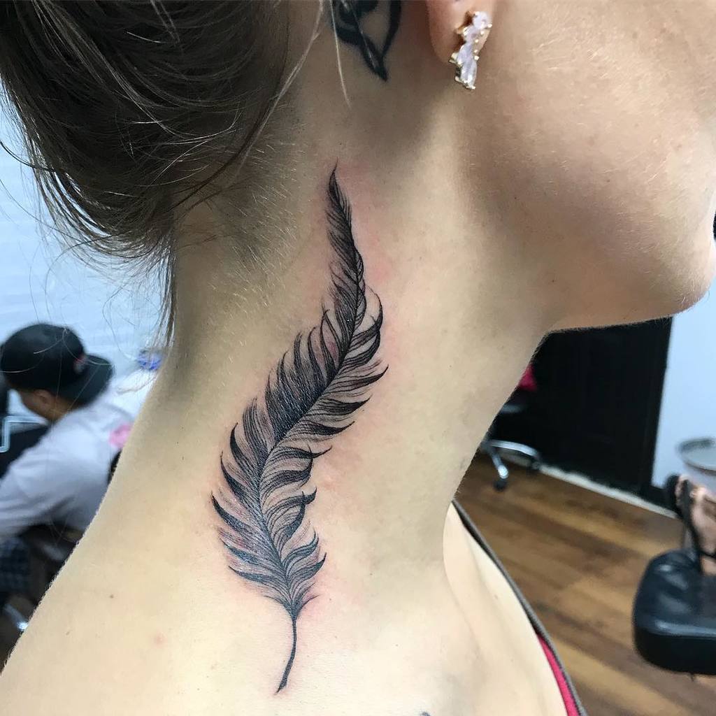 Ženska tetovaža na vratu