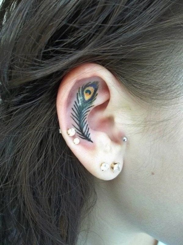 Tetovaža Peacock Feather na ušesu za ženske