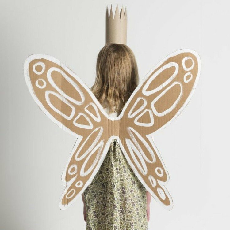 Faceți artizanatul deosebit de ușor cu carton și vopsea acrilică aripi de zână-jucărie-carton-costum-bricolaj-culoare-albă