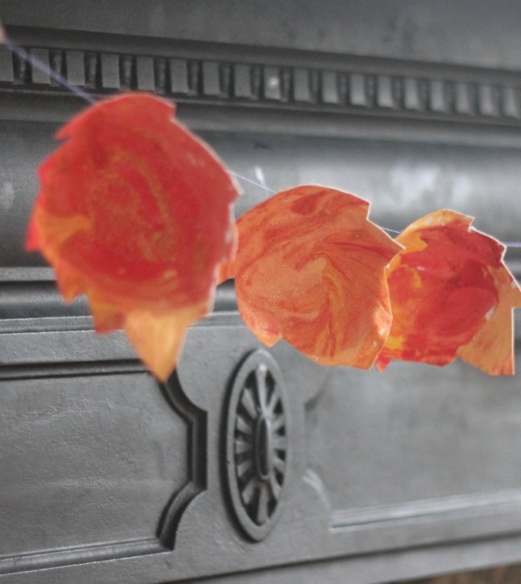 Ghirlanda de frunze de toamnă auto-făcute dintr-o cutie de ouă decor-fereastră-toamnă-copii-garnitură-ghirlandă-toamnă-frunze-portocaliu-culoare