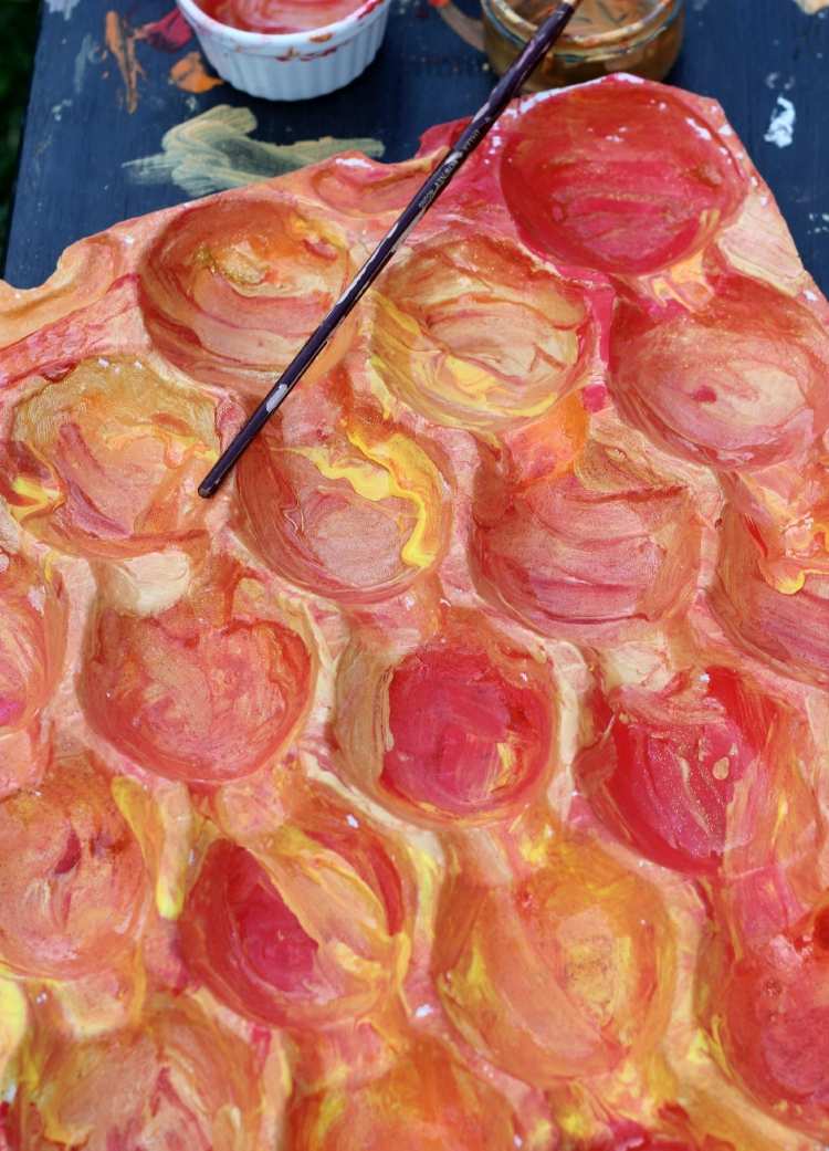 Amestecă frumos culorile și folosește-le pentru a picta frunzele decor fereastră-toamnă-copii-jucărie-mobil-carton-ouă-culori-vopsea-vopsea-fă-o-singură