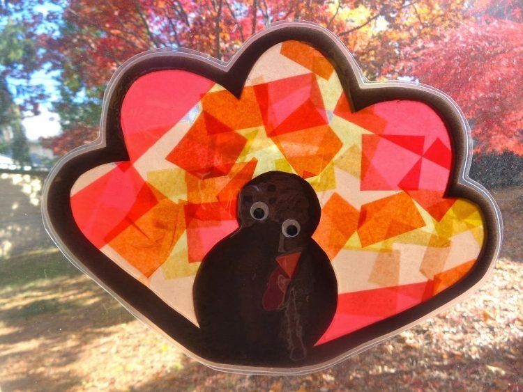 Faceți-vă curcan amuzant din bucăți de hârtie și lipiți-l pe fereastră decorarea-ferestrei-toamna-copiilor-fereastra-fereastra-geam-lipit-pe-hartie-curcan