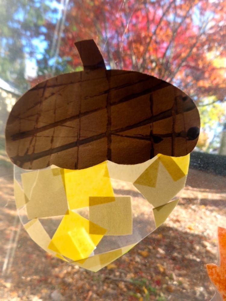 Ghindă din hârtie și folie autoadezivă pe care să se lipească decor-fereastră-toamnă-copii-tineri-geam-fereastră-ghindă-papiel-folie-stick pe