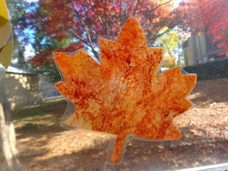 idei creative pentru decorațiuni pentru ferestre de tipul „do-it-yourself” decor-fereastră-toamnă-copii-fereastra-fereastră-geam-lipit-pe-hârtie-folie-folie