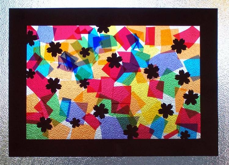 Lipiți frunze și figuri decorative pe geamul ferestrei decorarea-ferestrei-toamna-copii-tinker-hârtie-colorată-frunze-geam-fereastră-cadru-dreptunghiular