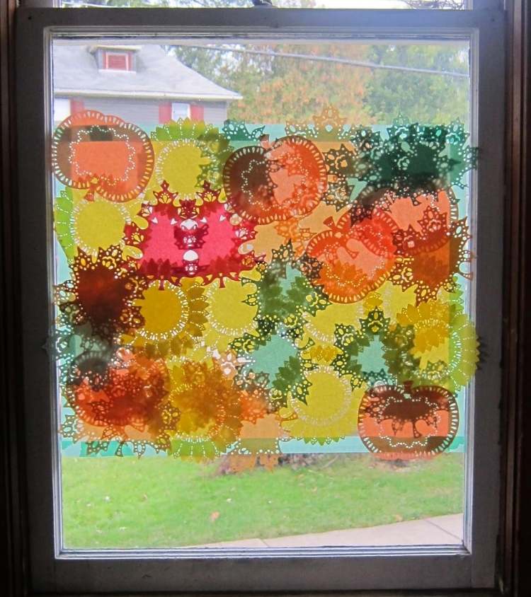 Realizați decorațiuni pentru ferestre din frunze de diferite culori decorare-ferestre-toamnă-copii-tinker-hârtie-colorată-fereastră-lipici-idee-creativă