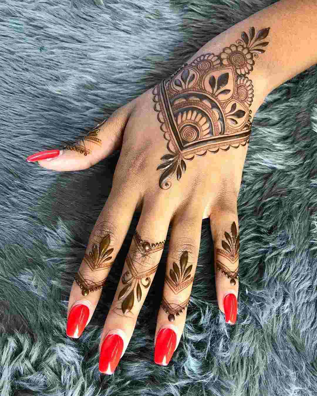 Idei festival unghii mehndi henna deget tatuaj roșu oje tendințe modă femei