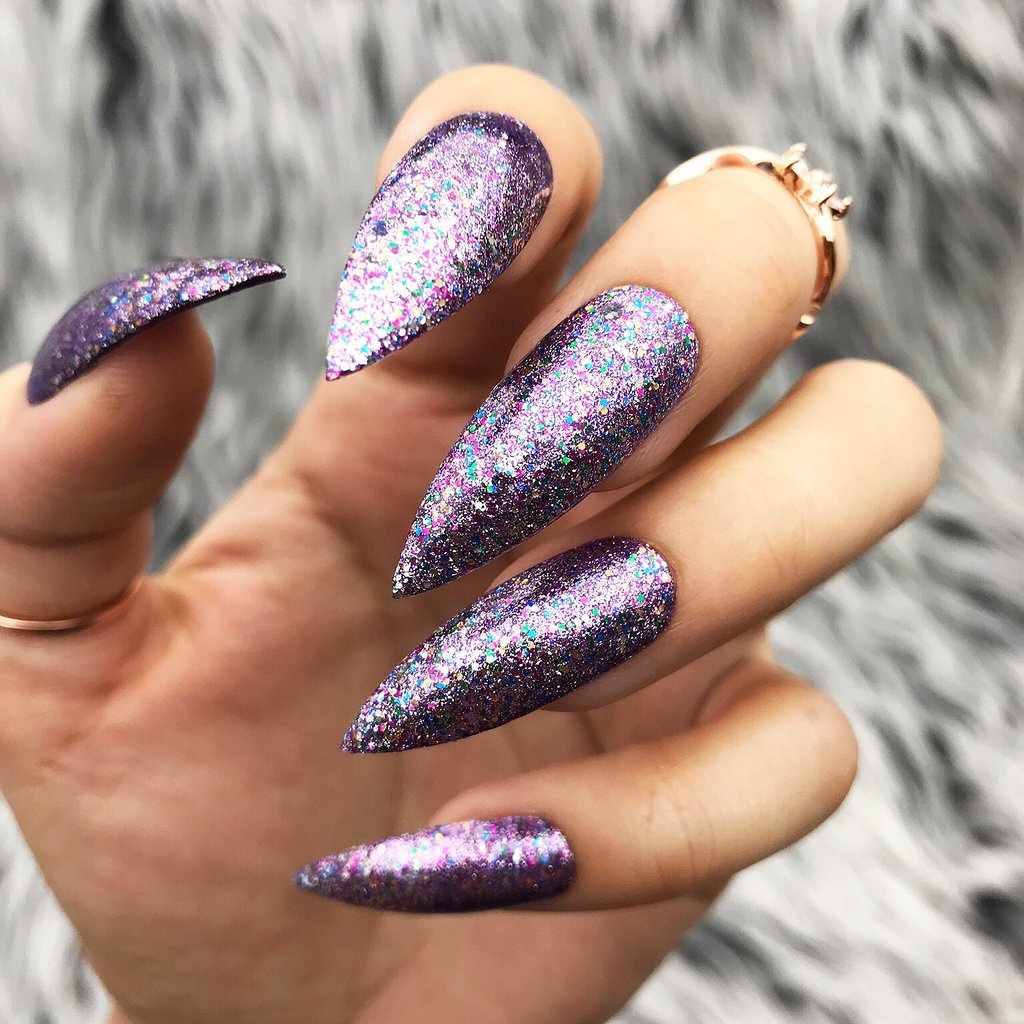 Unghii de festival strălucitoare unghii de ojă violet în formă de stiletto tendințele unghiilor 2019