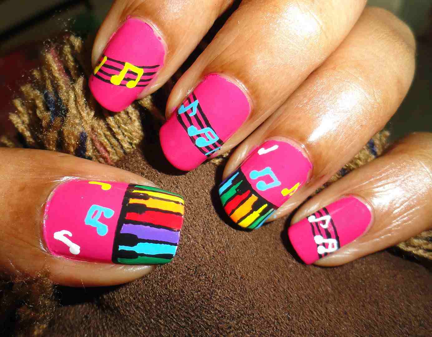 Festival unghii note muzicale modele unghii colorate tendințe de modă roz deschis