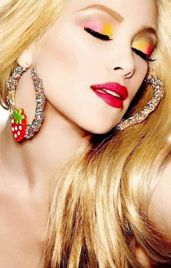 Idei de coafură machiaj colorat-Blondă Anul Nou-Bijuterii festive Machiaj Idei de coafură la modă-Blond Revelion-Bijuterii festive pentru gât