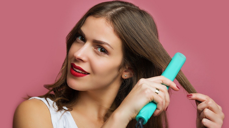 Aplicați umezeală produselor de protecție împotriva căldurii părului