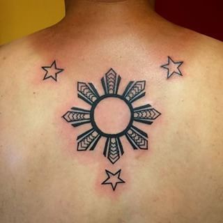 Tatuagem de estrela filipina atrás