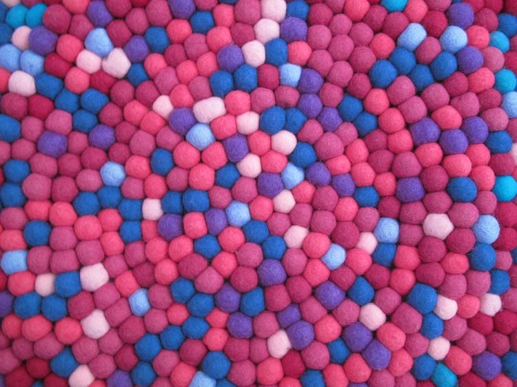 Covor cu bile din pâslă rotund -fă-te-singur-colorat-roz-albastru